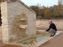 Bernard Sudre devant sa fontaine